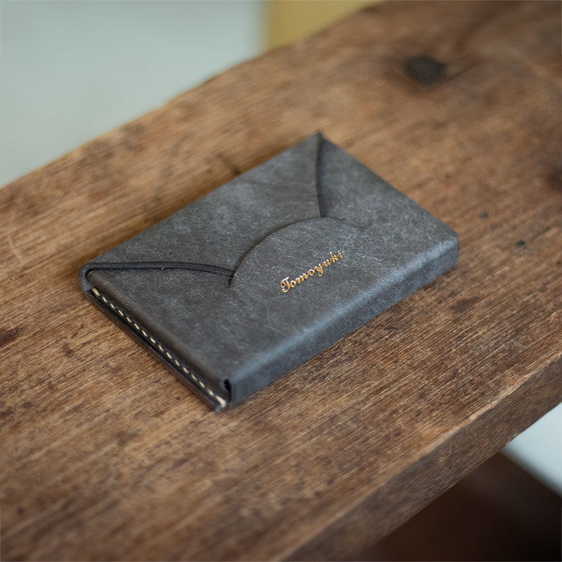 封筒みたいな本革の名刺入れ「 f u t o u 」 チャコルグレー