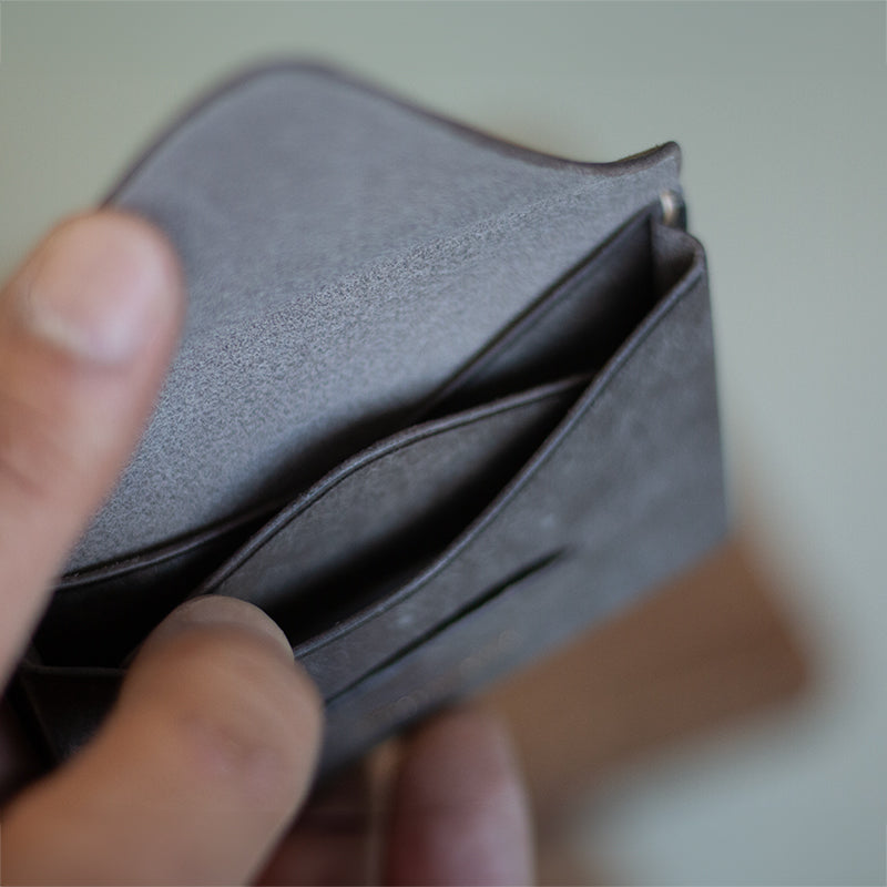 封筒みたいな本革の名刺入れ「 f u t o u 」 チャコルグレー