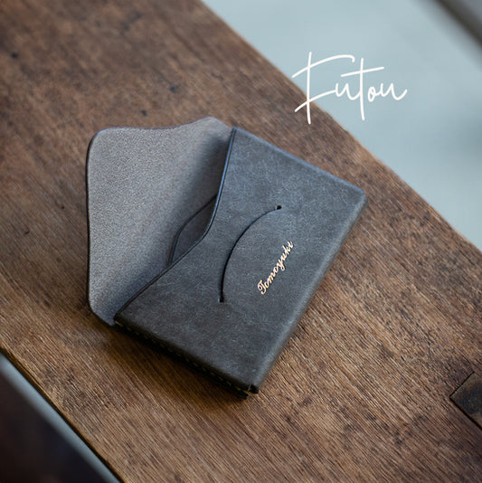 封筒みたいな本革の名刺入れ「 f u t o u 」 チャコルグレー